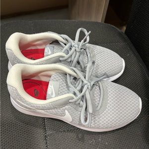 Nike Tanjun size 6.5